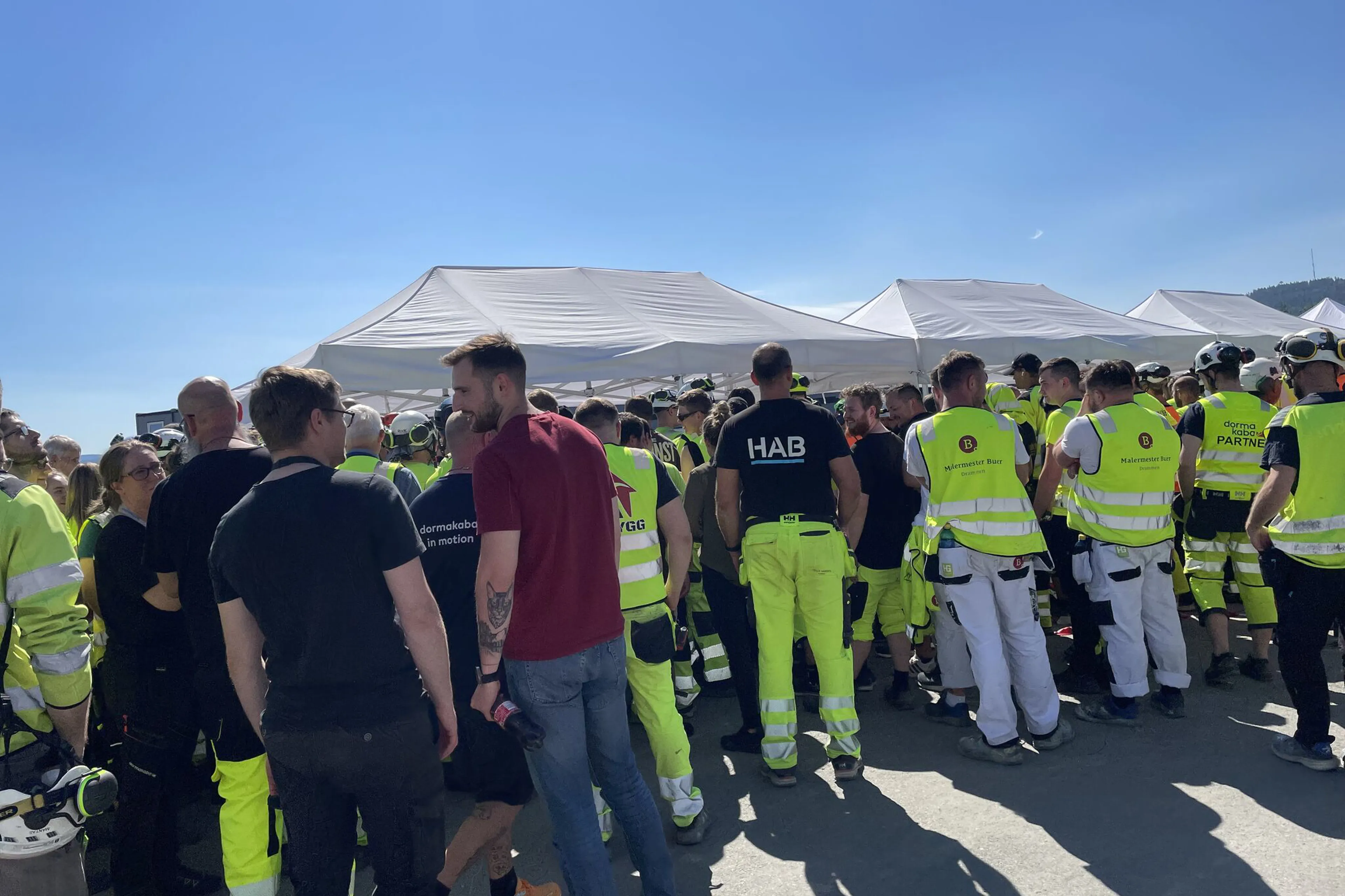 En gruppe mennesker i matchende gule vester