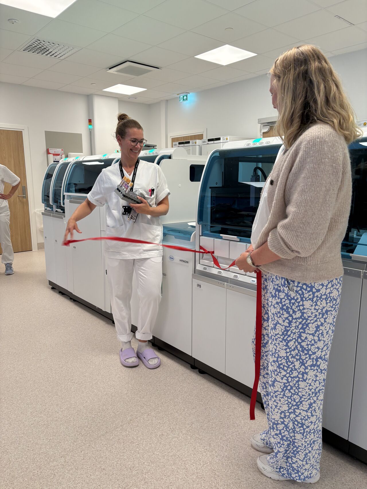 En person som viser en person noe på maskinen