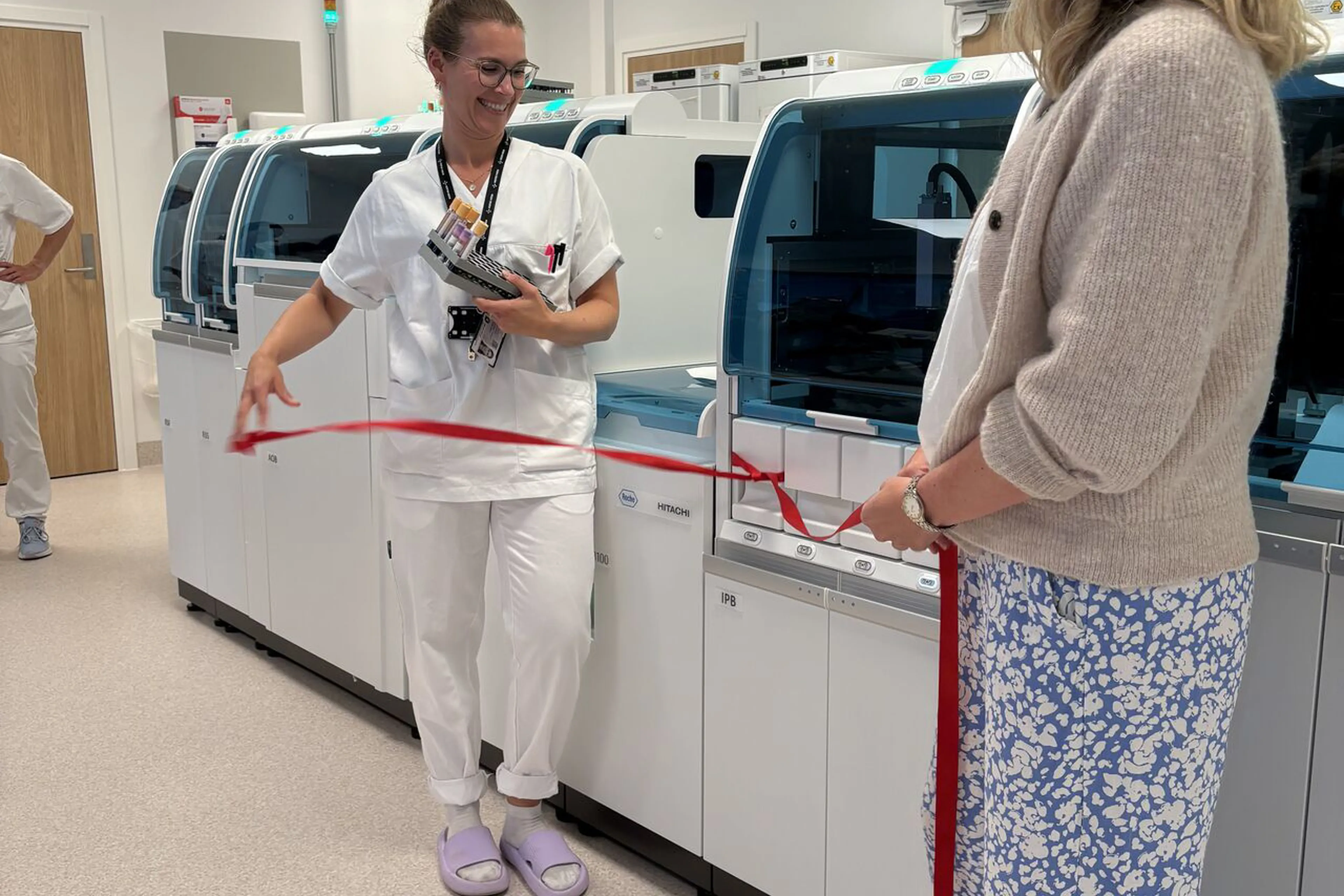 En person som viser en person noe på maskinen