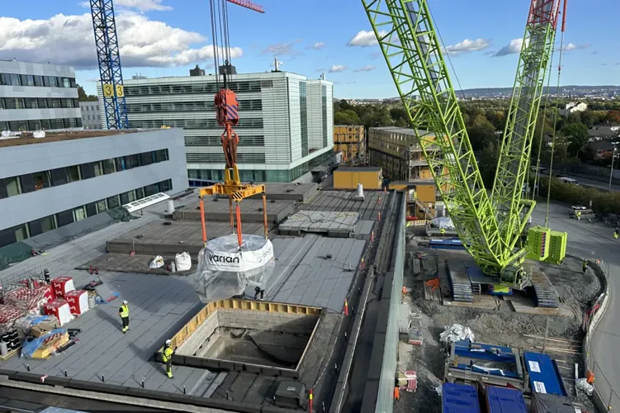 En byggeplass med kraner og bygninger