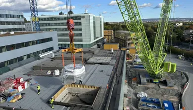 En byggeplass med kraner og bygninger