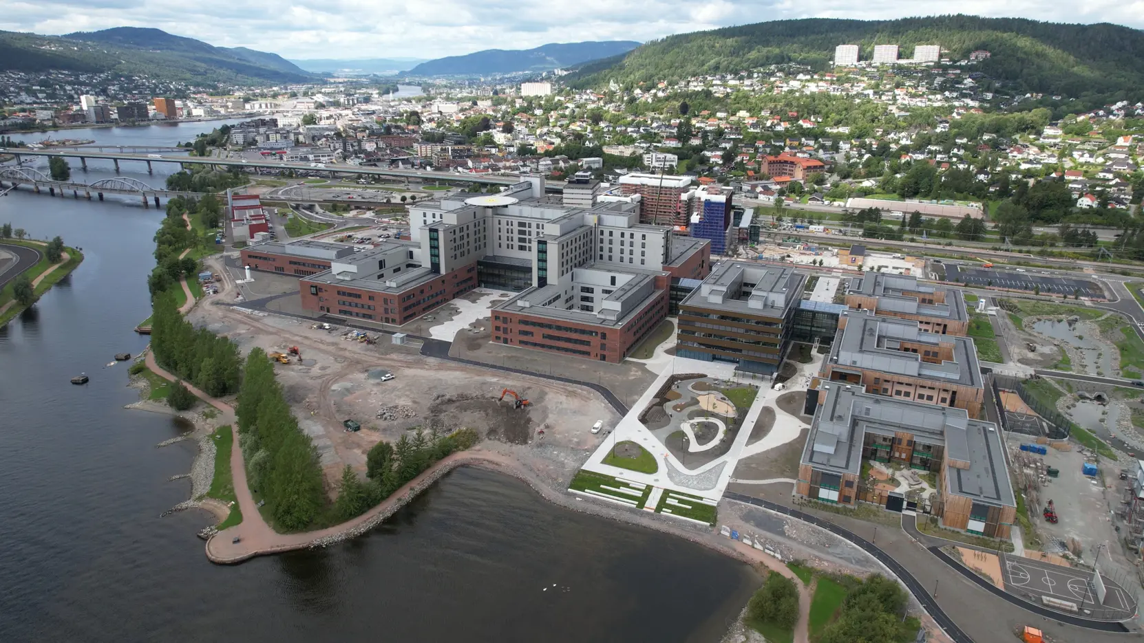 En by med en elv som renner gjennom den