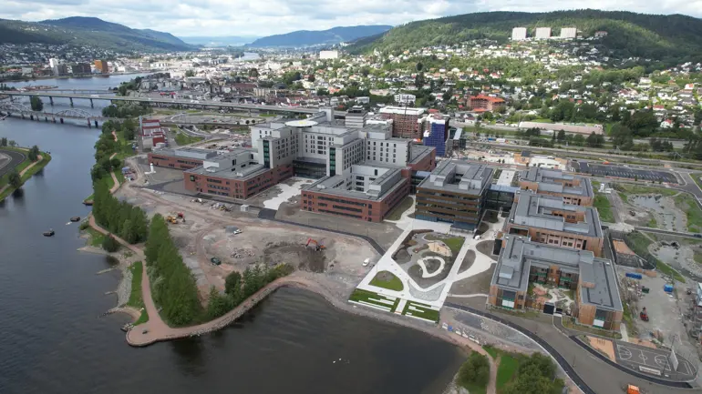 En by med en elv som renner gjennom den