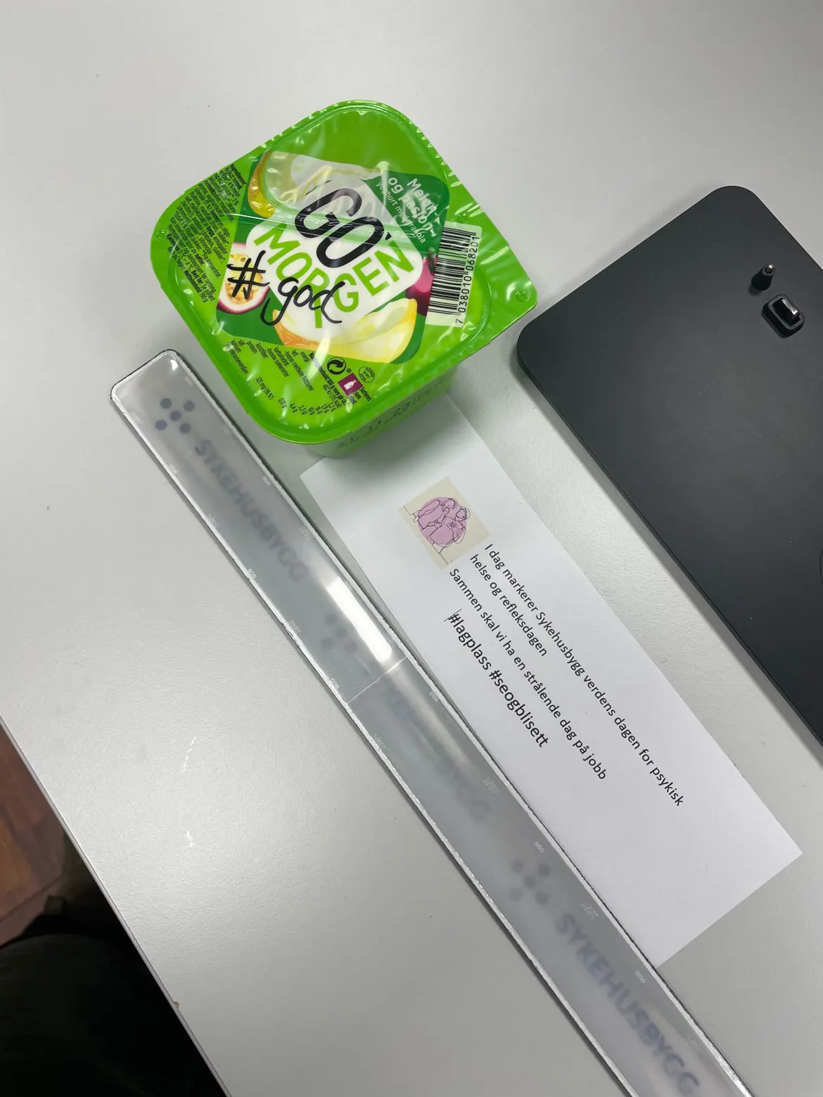 En mobiltelefon og en pakke med mat på et bord