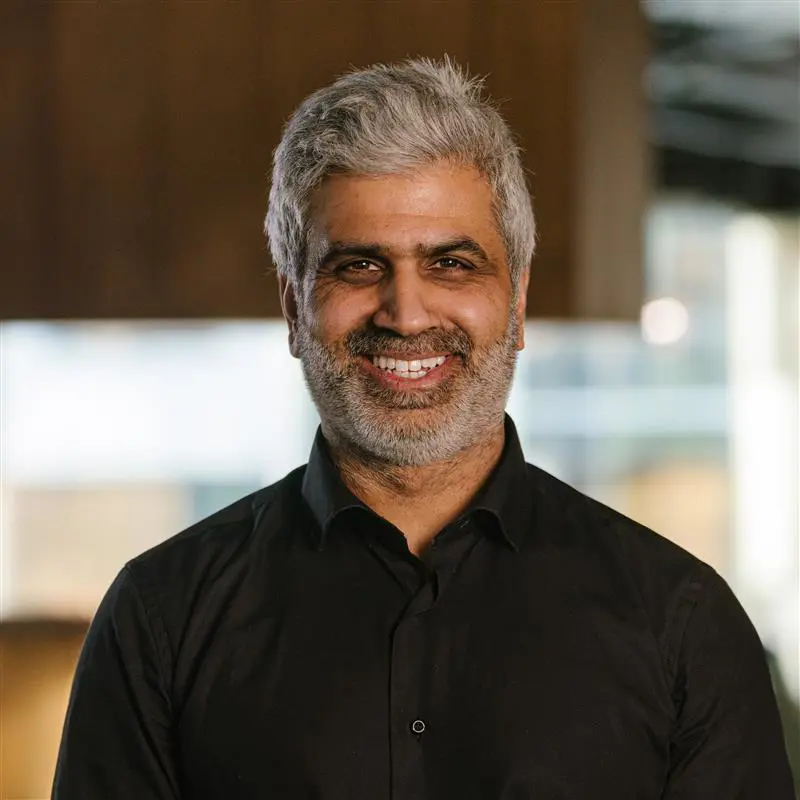 En mann med grått hår