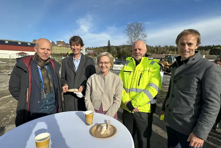 En gruppe mennesker som poserer for et bilde