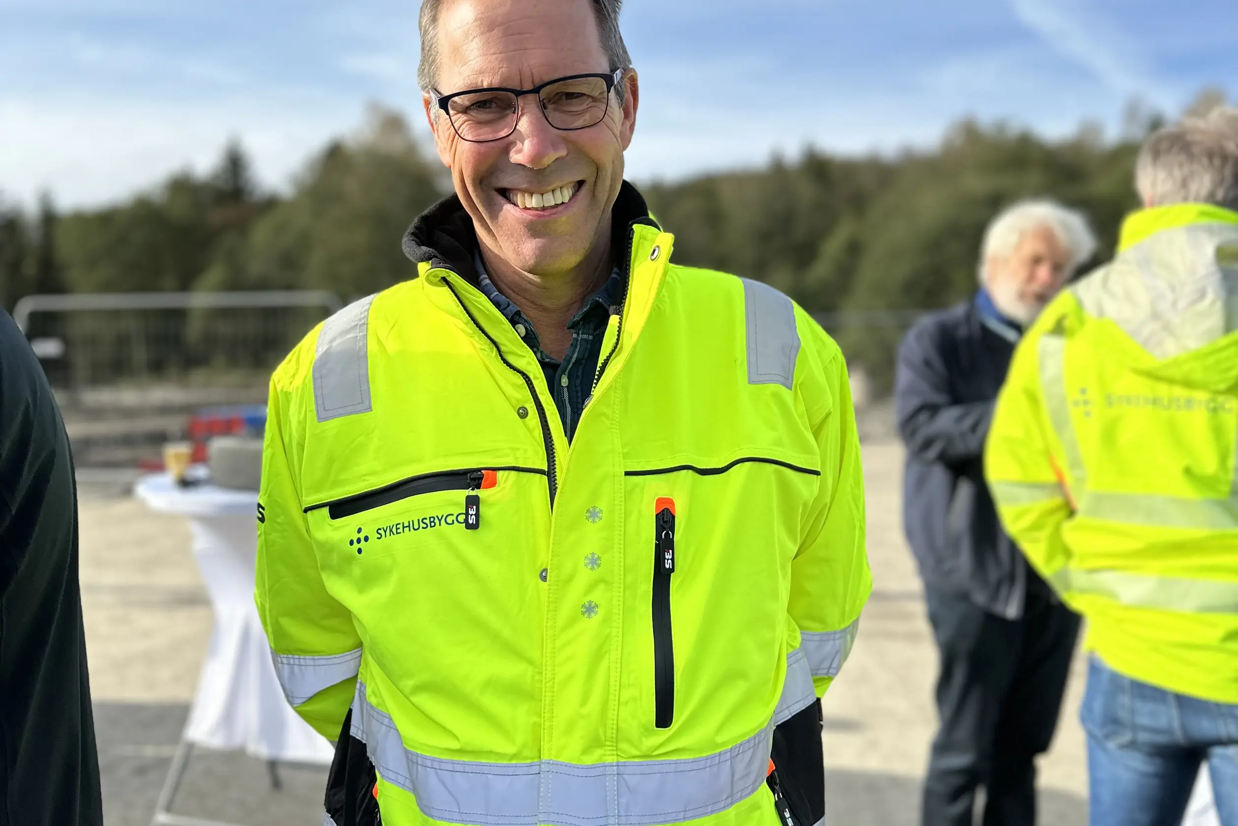 En person iført en gul vest