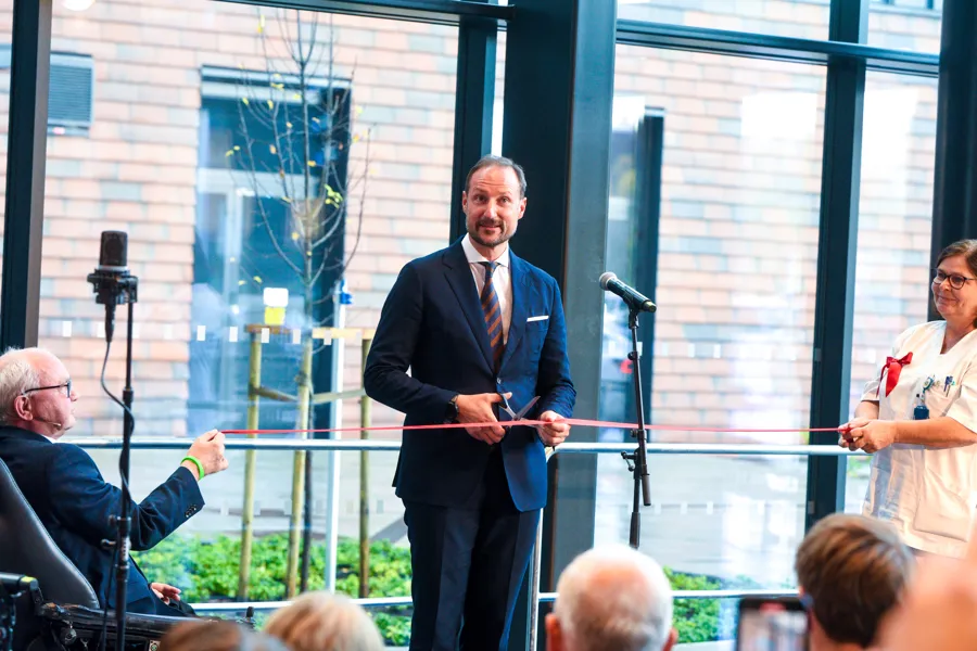 En person som står på et podium