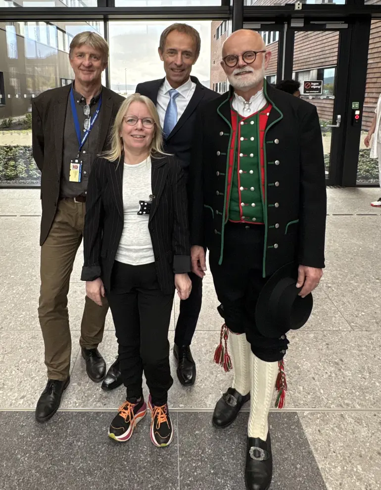 En gruppe mennesker som poserer for et bilde