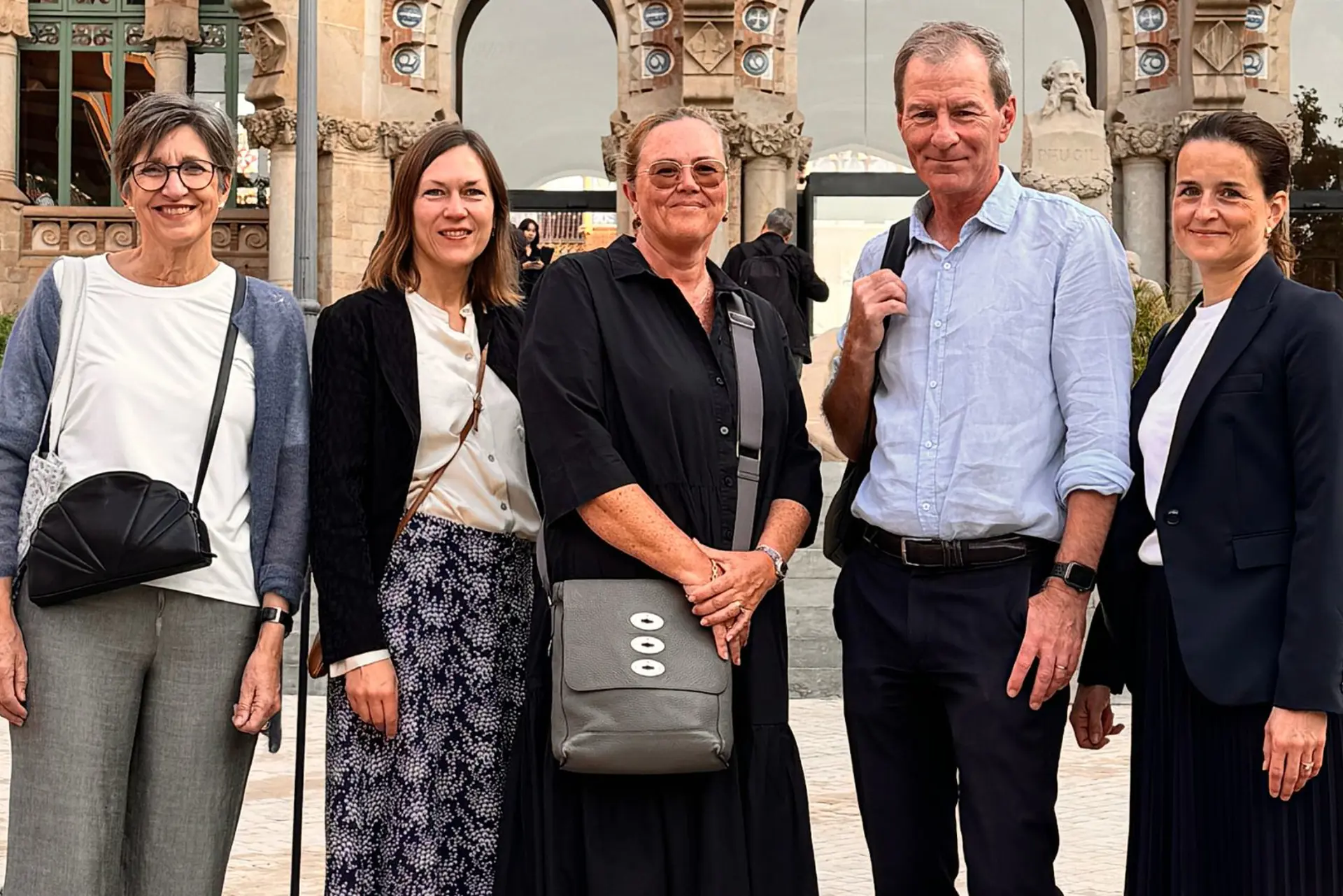 En gruppe mennesker som poserer for et bilde