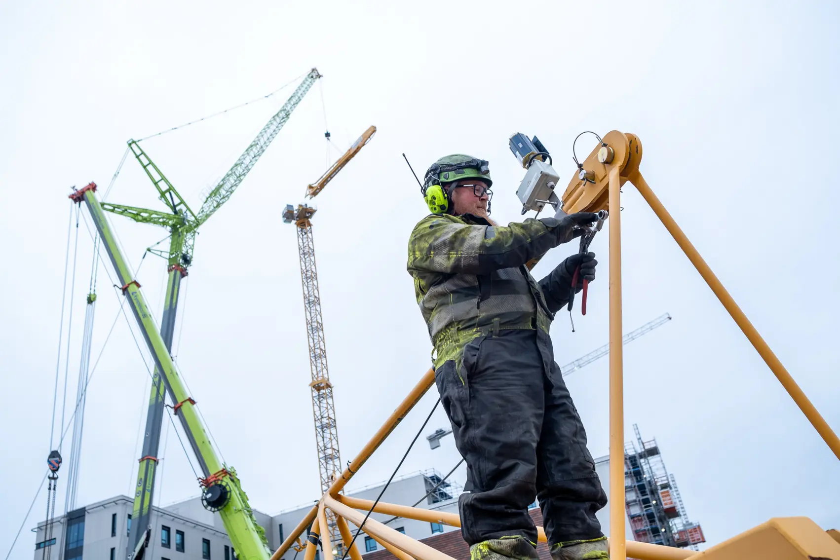 En mann i militæruniform som holder en pistol