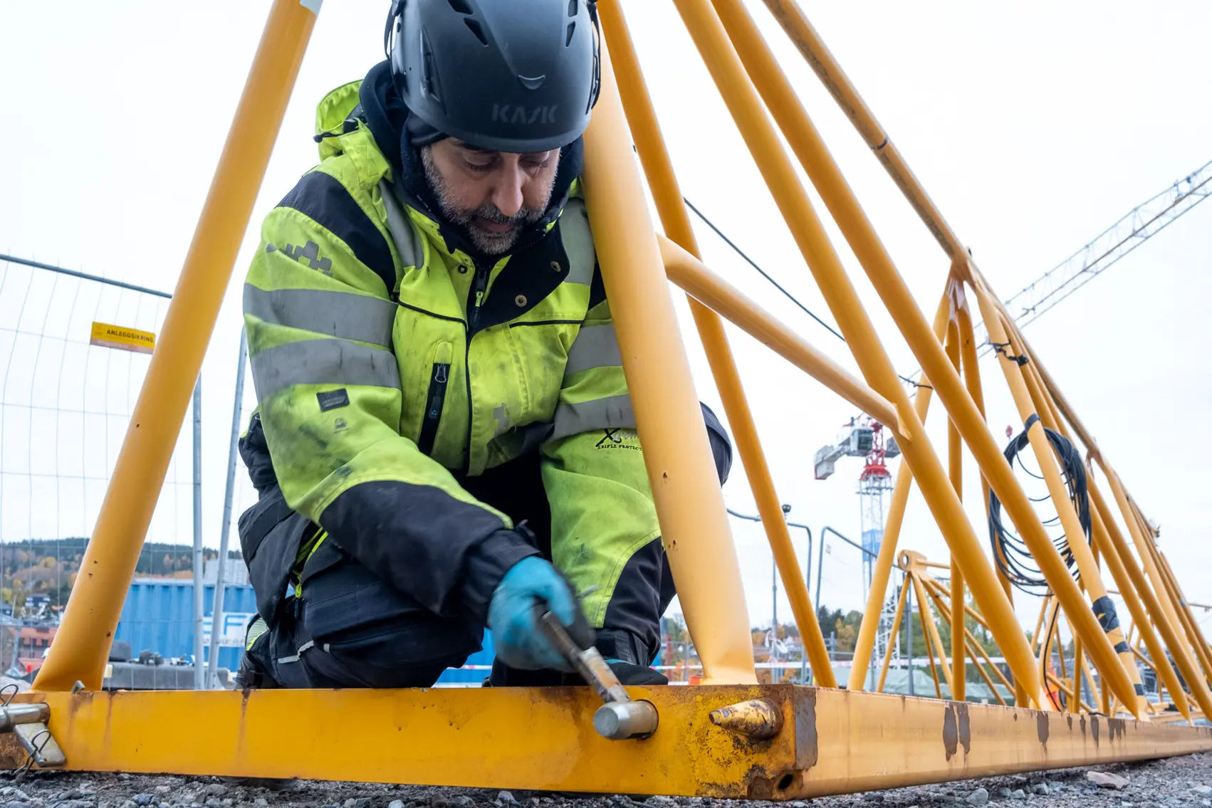 En person med hjelm og sele