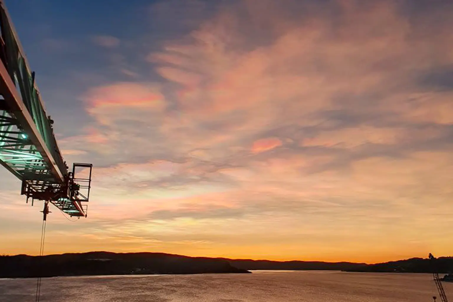 En vannmasse med en solnedgang