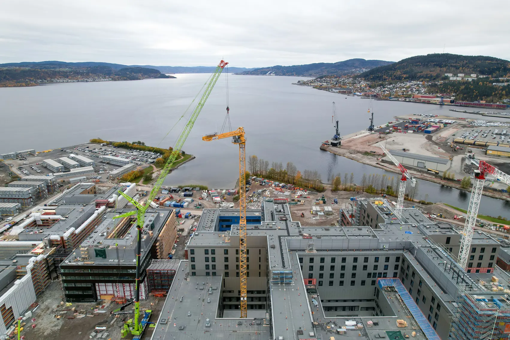 En by med en vannmasse i bakgrunnen