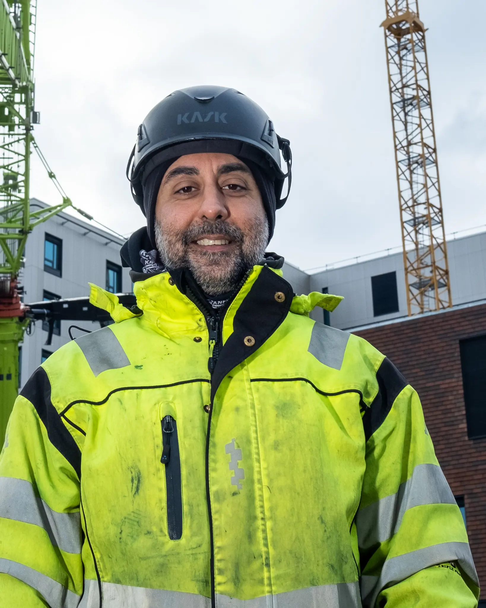 En mann iført hjelm og jakke