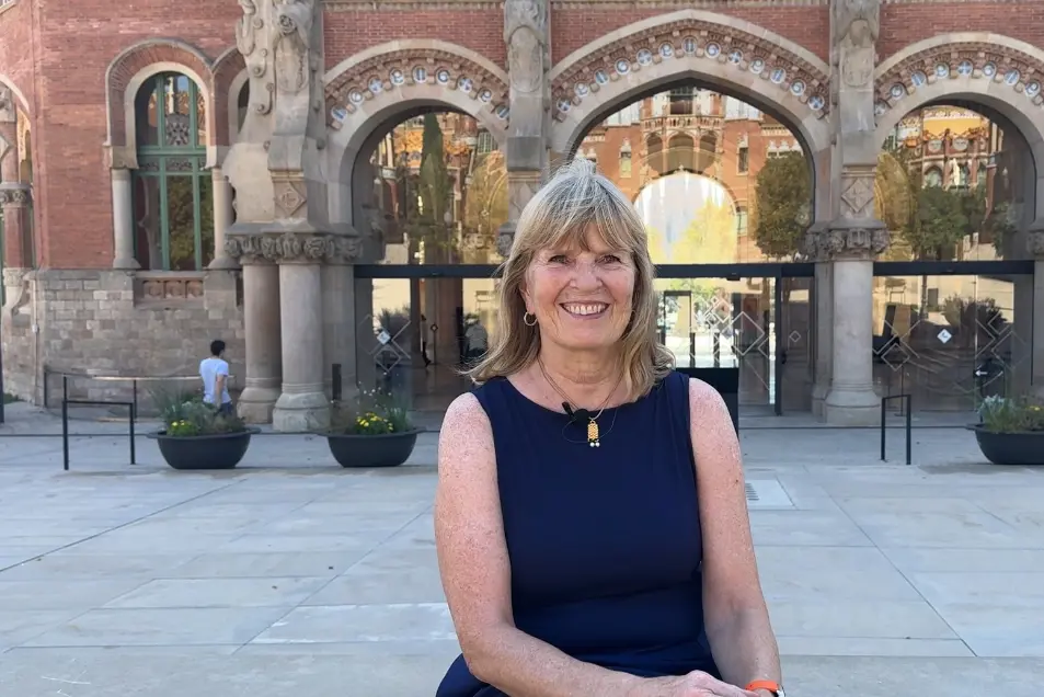 En person som sitter på en steinoverflate