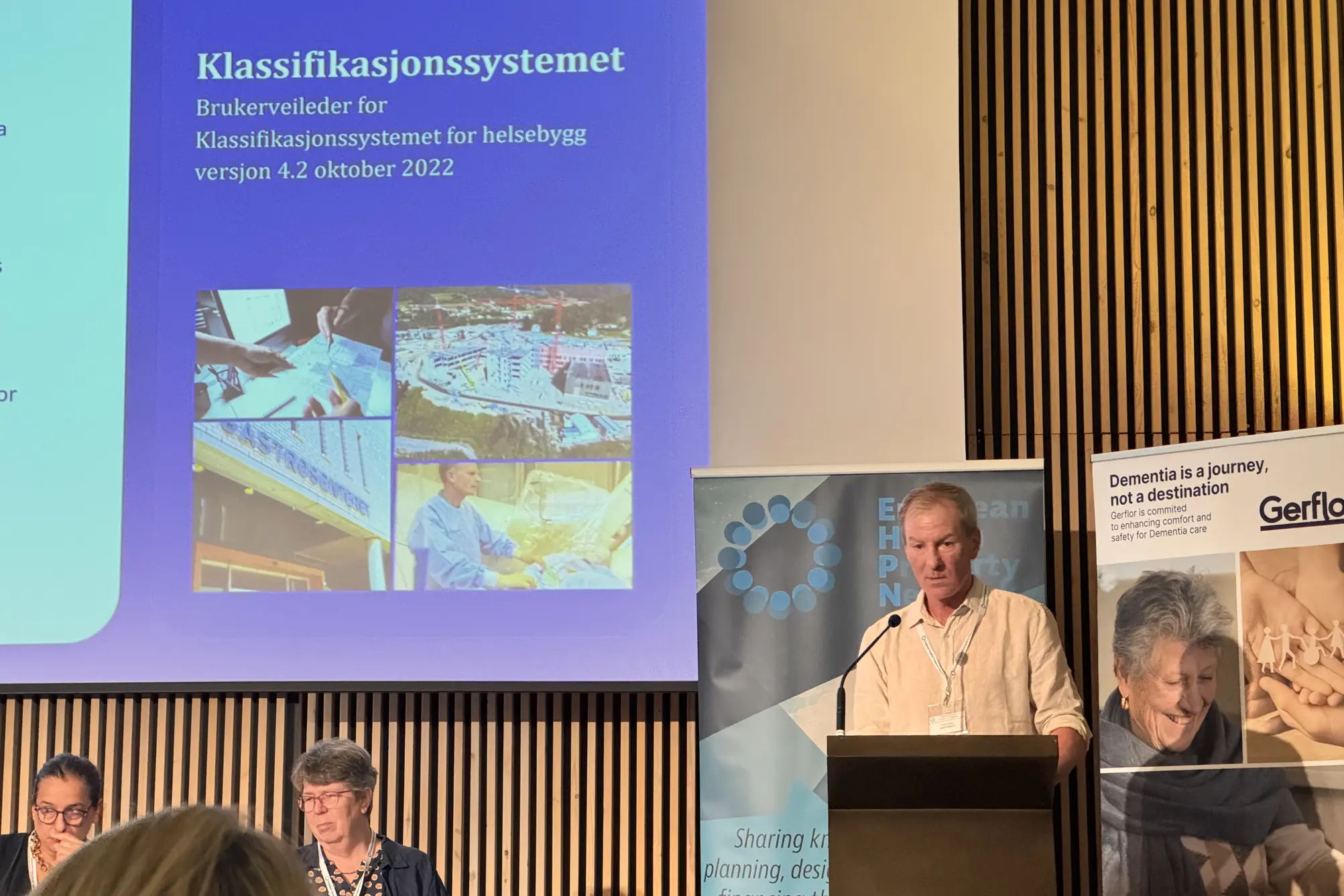 En person som står på et podium