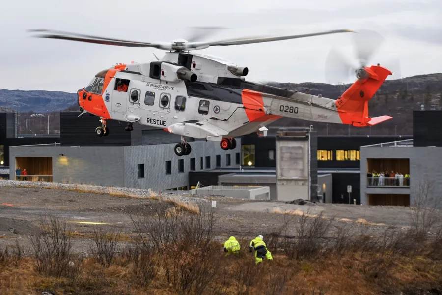 Et helikopter som flyr over en bygning