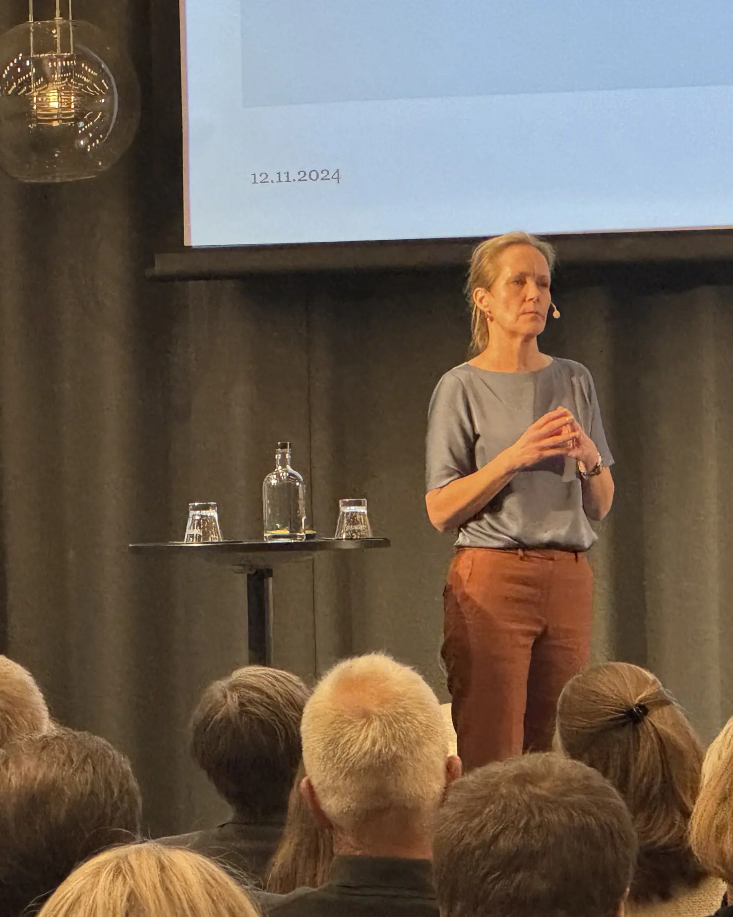 En person som står foran en folkemengde