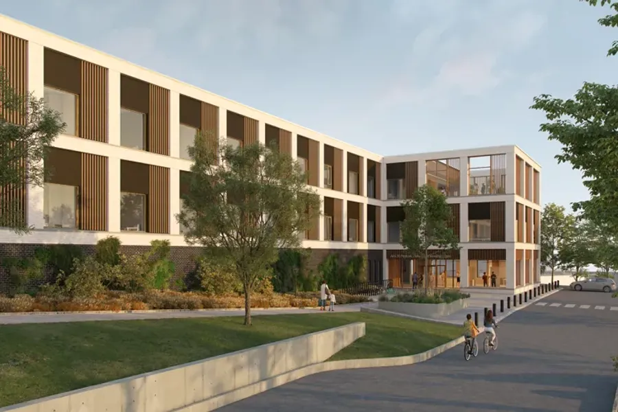 En bygning med noen få mennesker som går rundt