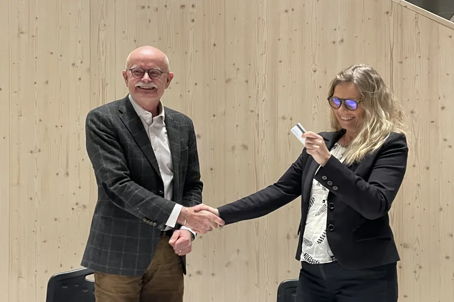 En mann og kvinne som håndhilser