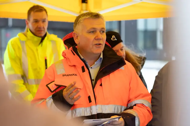 En person i oransje jakke
