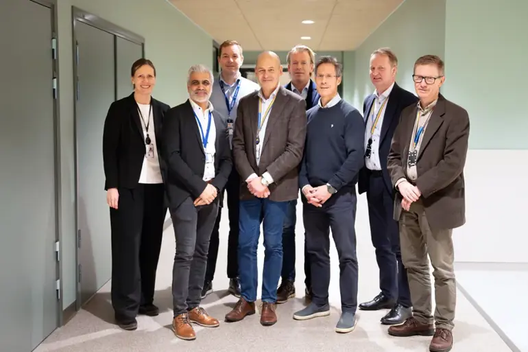 En gruppe menn poserer for et bilde