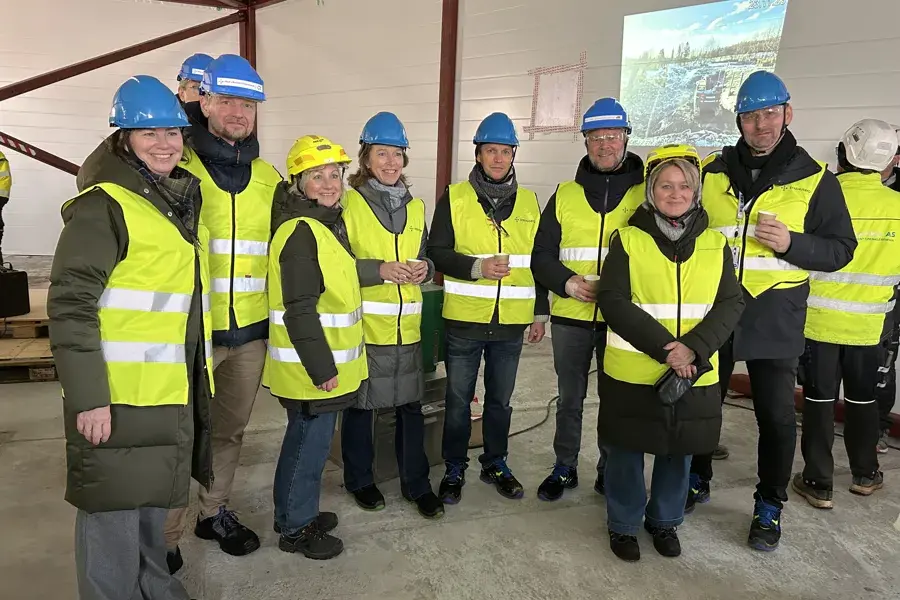 En gruppe mennesker iført gule jakker