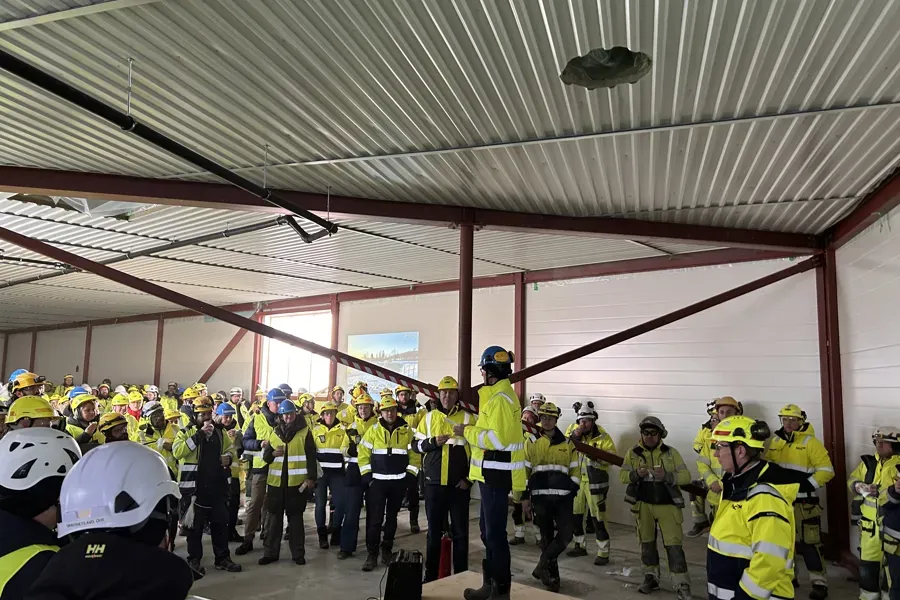 En gruppe brannmenn i et rom