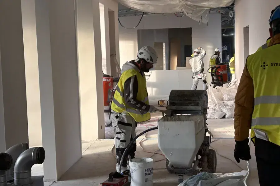 En gruppe personer i et rom