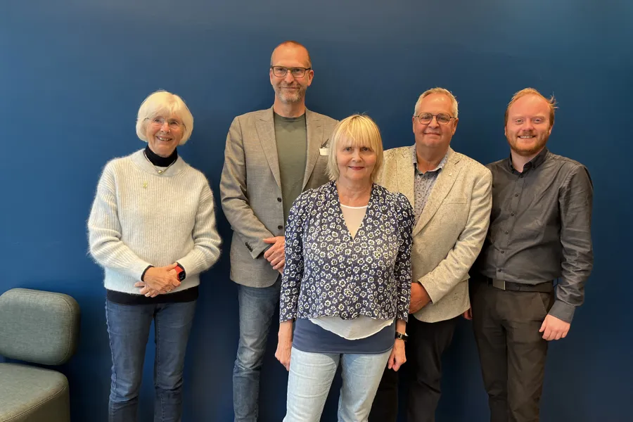 En gruppe mennesker som poserer for et bilde