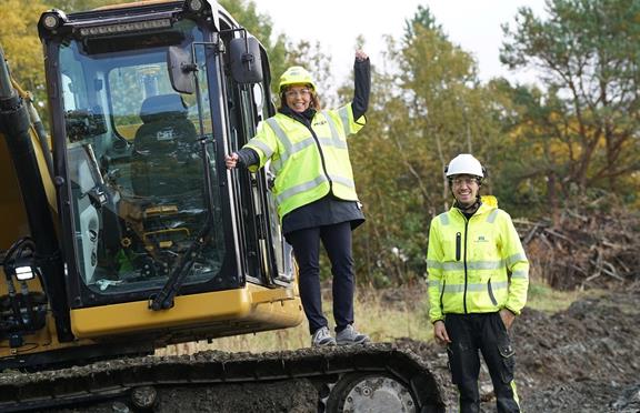 Adm.dir på St. Olavs hospital, Grethe Aasved, og Lars Gunnar Årsund fra Aune maskin er fornøyde med at byggingen er i gang.
