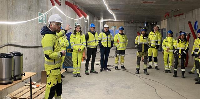 En gruppe mennesker i sikkerhetsvester
