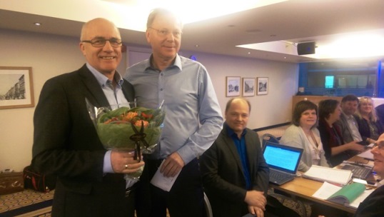 TAKK FOR INNSATSEN: Helse Midt-Norges Ola H. Strand sparte ikke på rosen da St. Olav-prosjektets mangeeårige styreleder Olaf Me