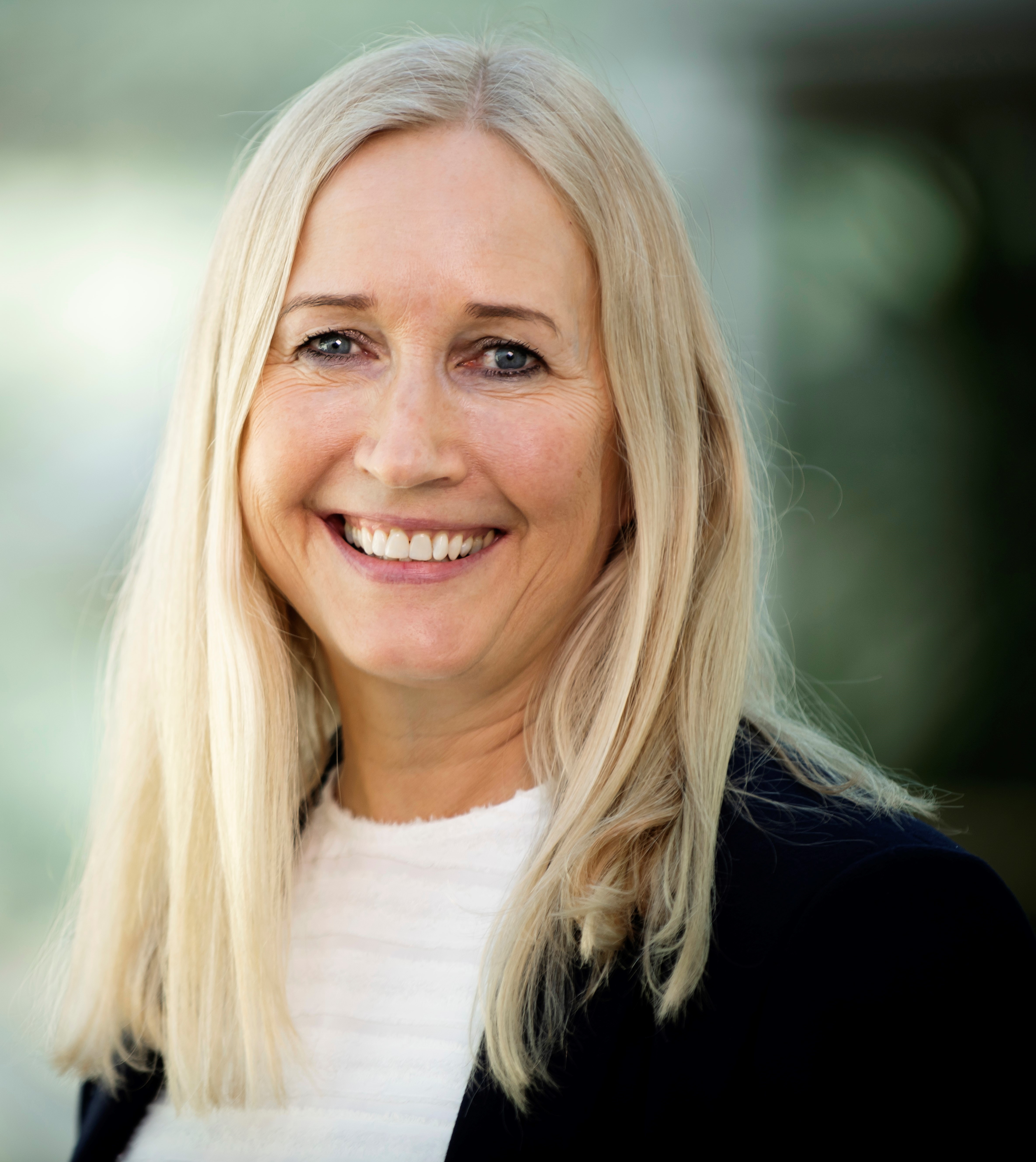 En kvinne med blondt hår